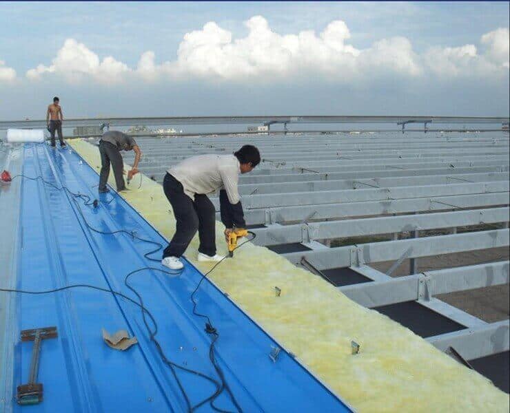 The_process_of_steel_warehouse_buildings_installation_5_roof-panel-installation