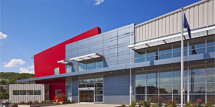 Contemporary_Steel_Office_Building_with_Skewed_Parapet_Wall_Entrance_02