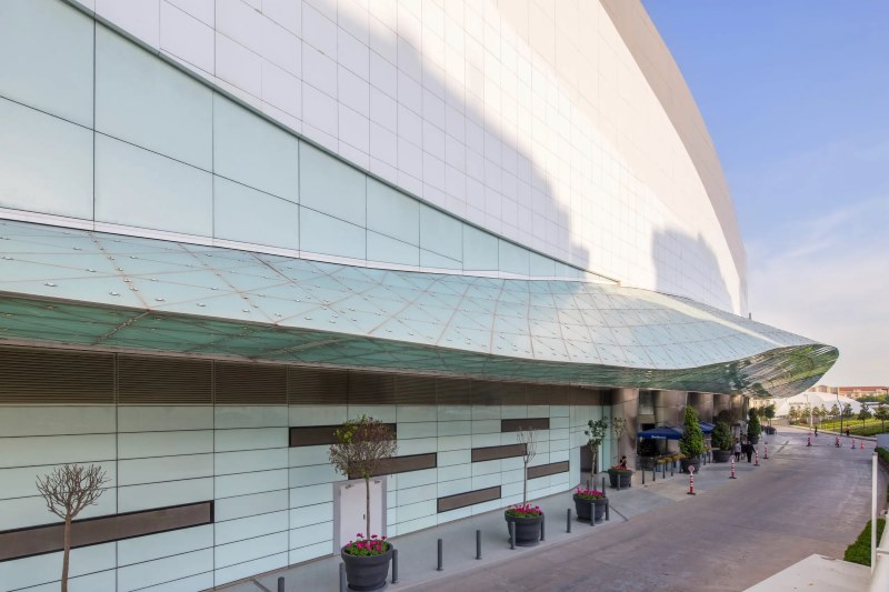 Cantilevered Undulating Canopies At Shopping Mall Podium | Architecturally Exposed Steel