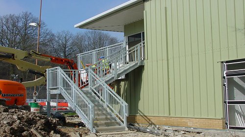 2_Floor_Steel_Structure_Racetrack_Pavillion_Buildings_Prefabricated_Showroom_03