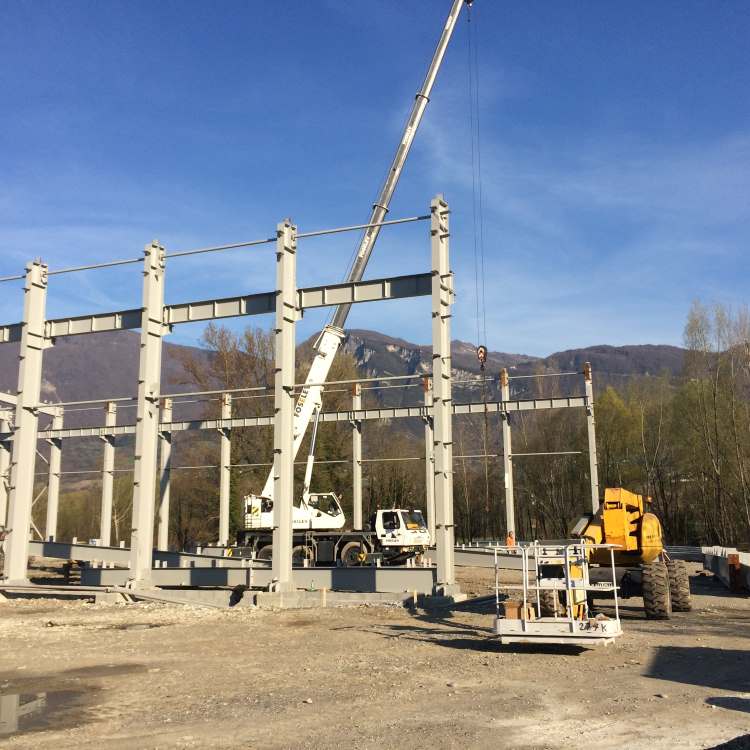Steel_Structure_Workshop_Project_in_France_2_column_crane_girder_installation