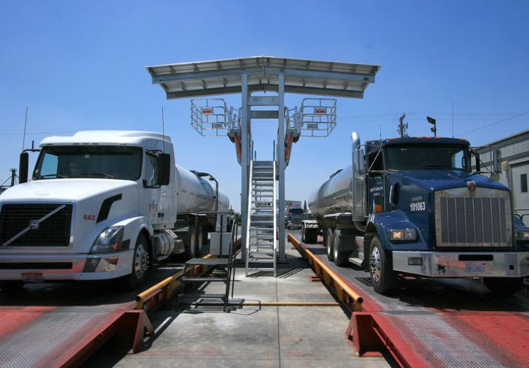 Fall_Protection_Bulk_Loading_Dock_Steel_Platforms_Food_Beverage_Pharmaceutical_1_milk-transport